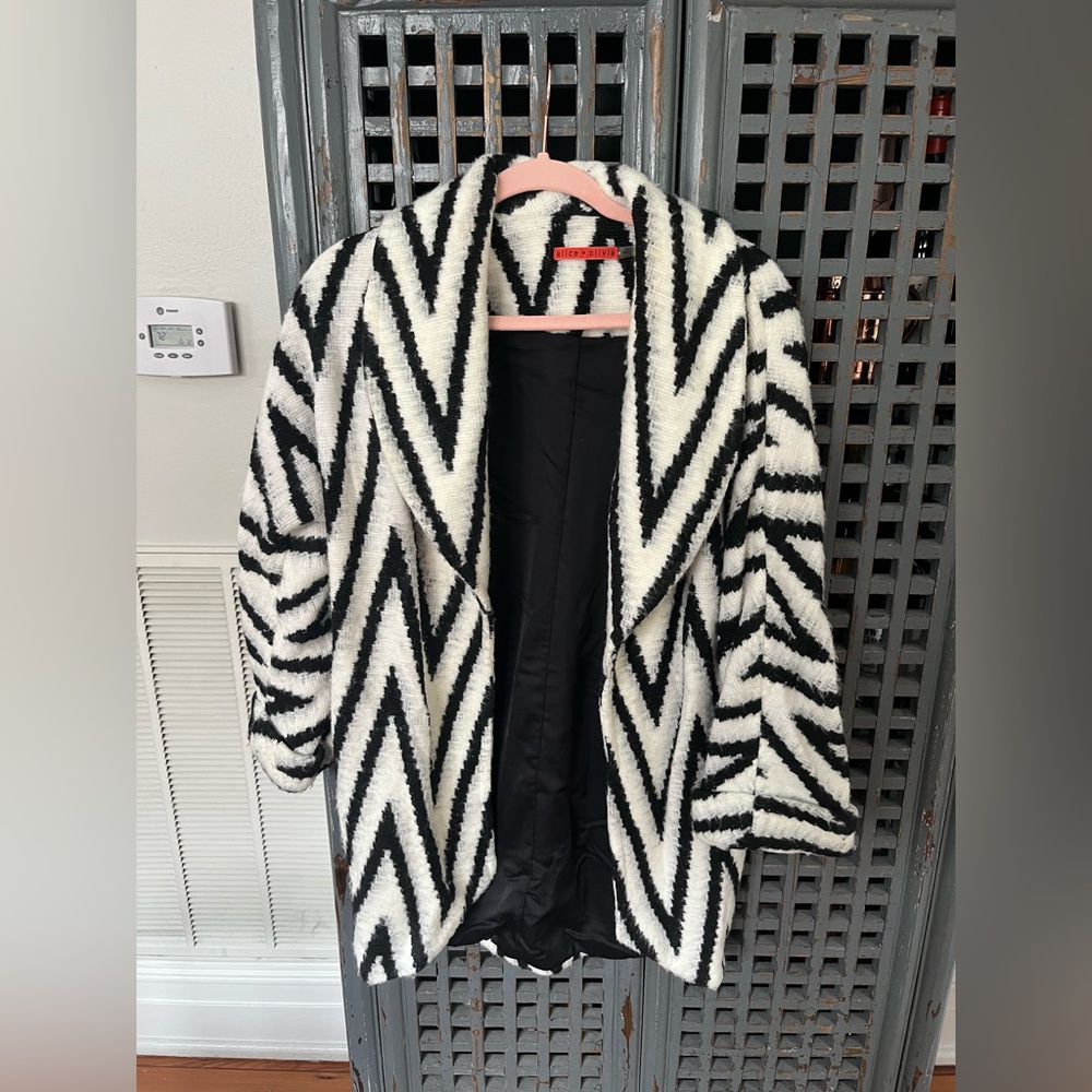 Alice & Olivia- Black & White Chevron Print Coat Sz S/P